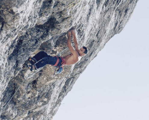 Reportaje de fotos de alpinista escalando