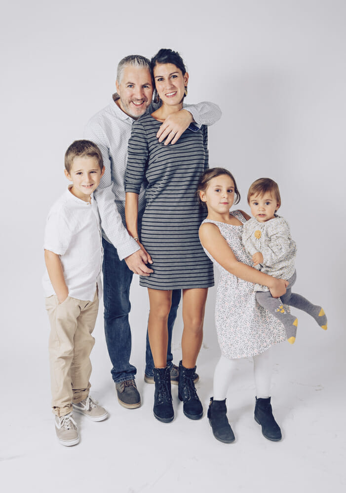 Sesión de fotografía familiar con niños en estudio